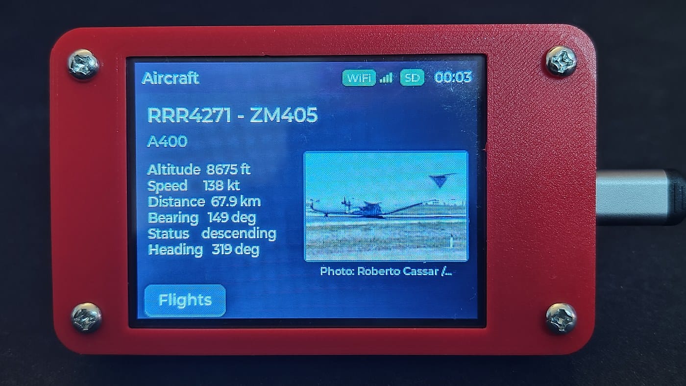 Aircraft details and a matching photograph displayed on the CYD